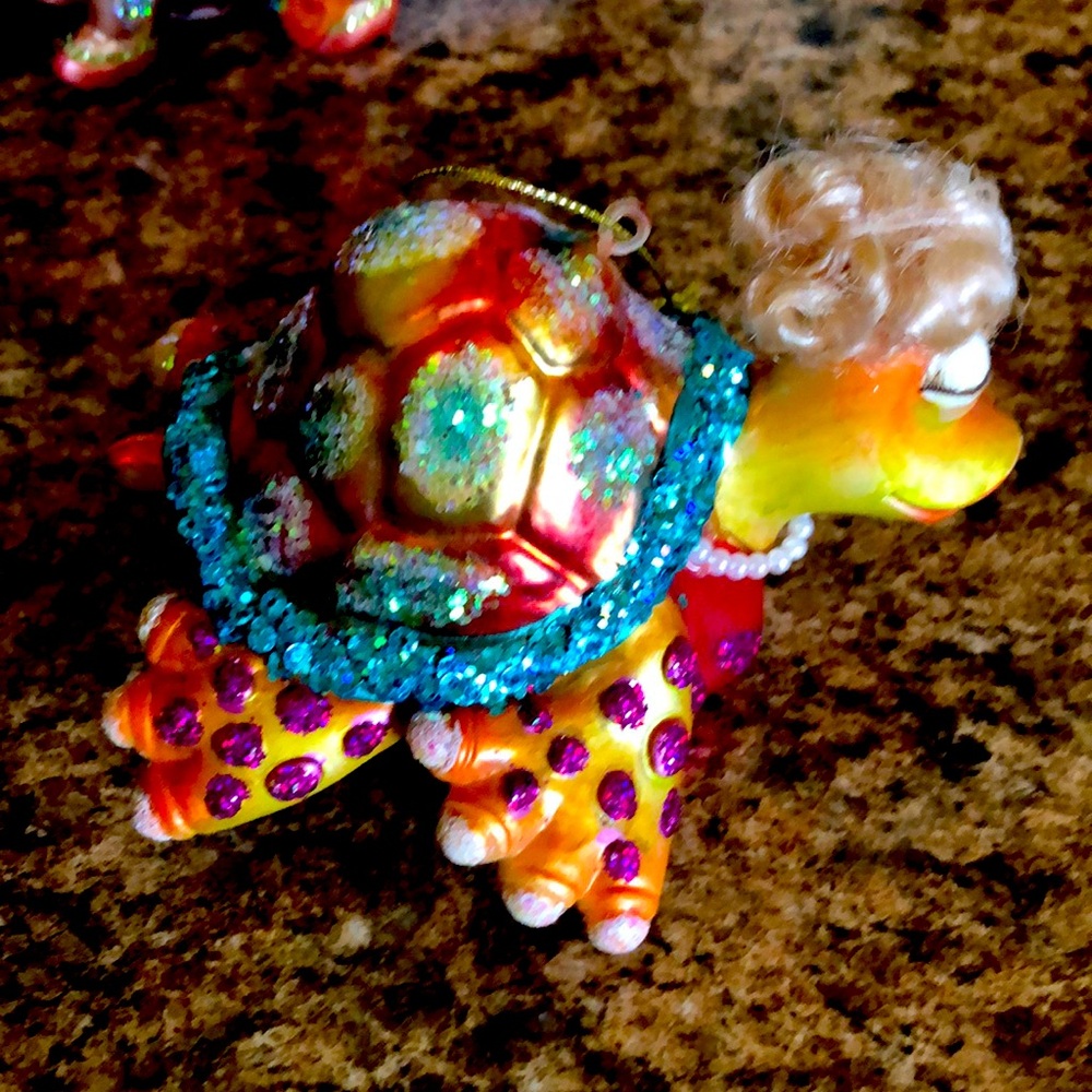 Adorable glass ornaments. Perfect addition to your Christmas collection